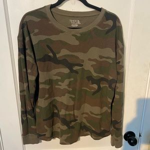 Woman’s xl camo long sleeve shirt